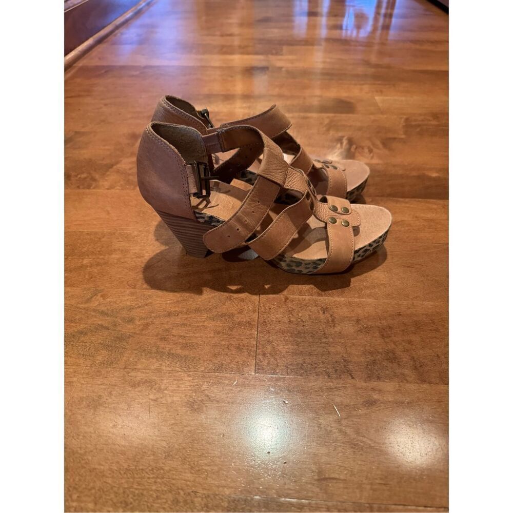 Woman’s leather Reba heeled sandals size 8